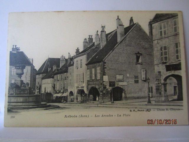 cpa 39 ARBOIS Les Arcades La Place - non écrite