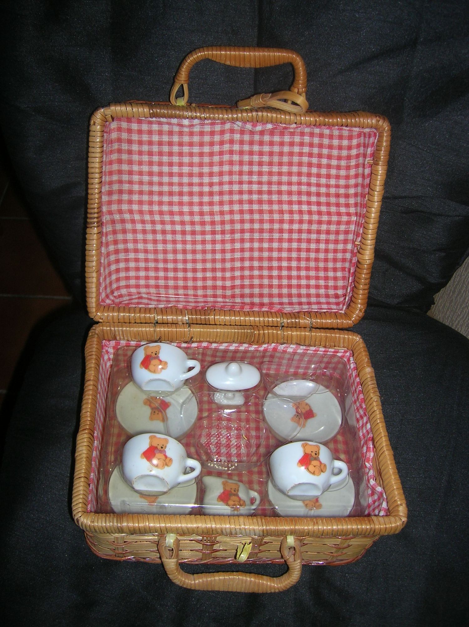 coffret service à café en porcelaine incomplet pour poupée.