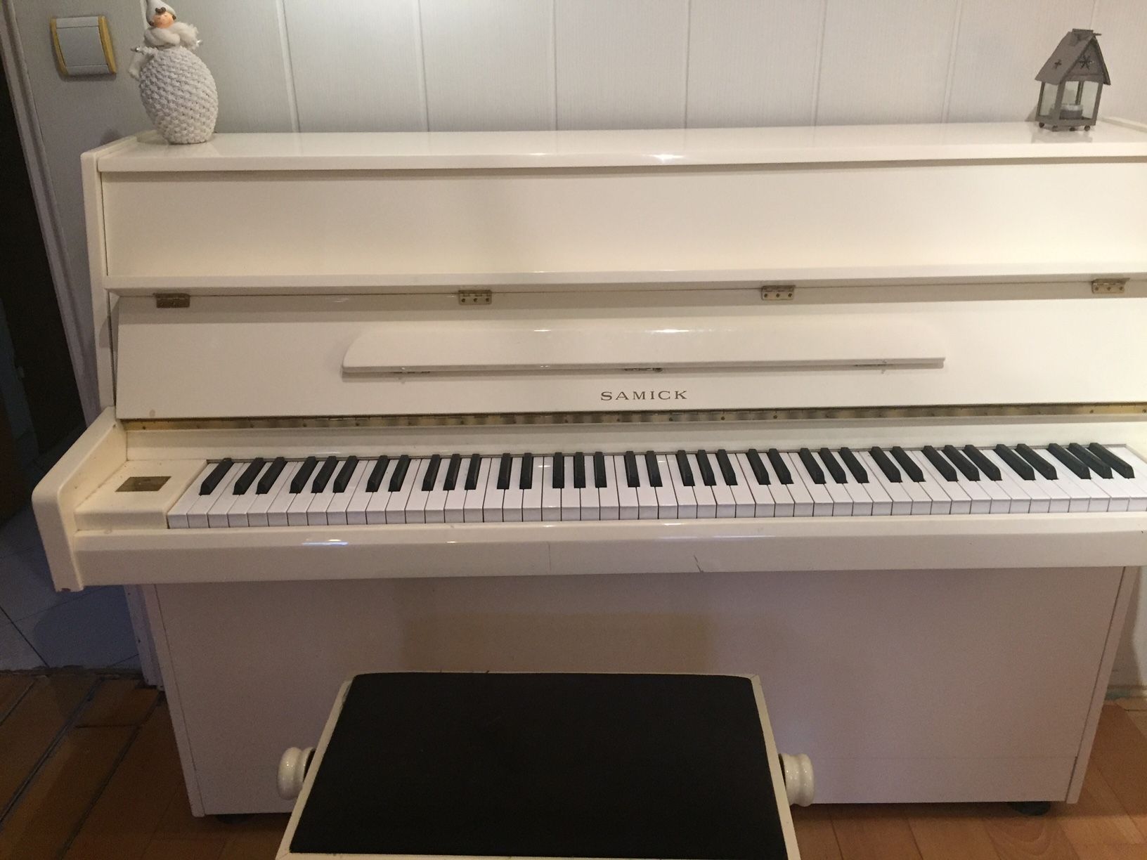 Piano droit Samick laqué ivoire Imperial german Scale