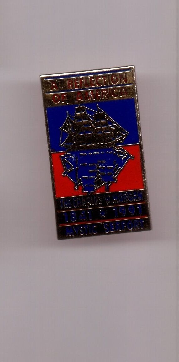 pin's musée maritime américain / Mystic Seaport Museum (EGF doré) A relection of America - 1841 1991 - Bateau The Charles W Morgan Hauteur: 3,4 cm