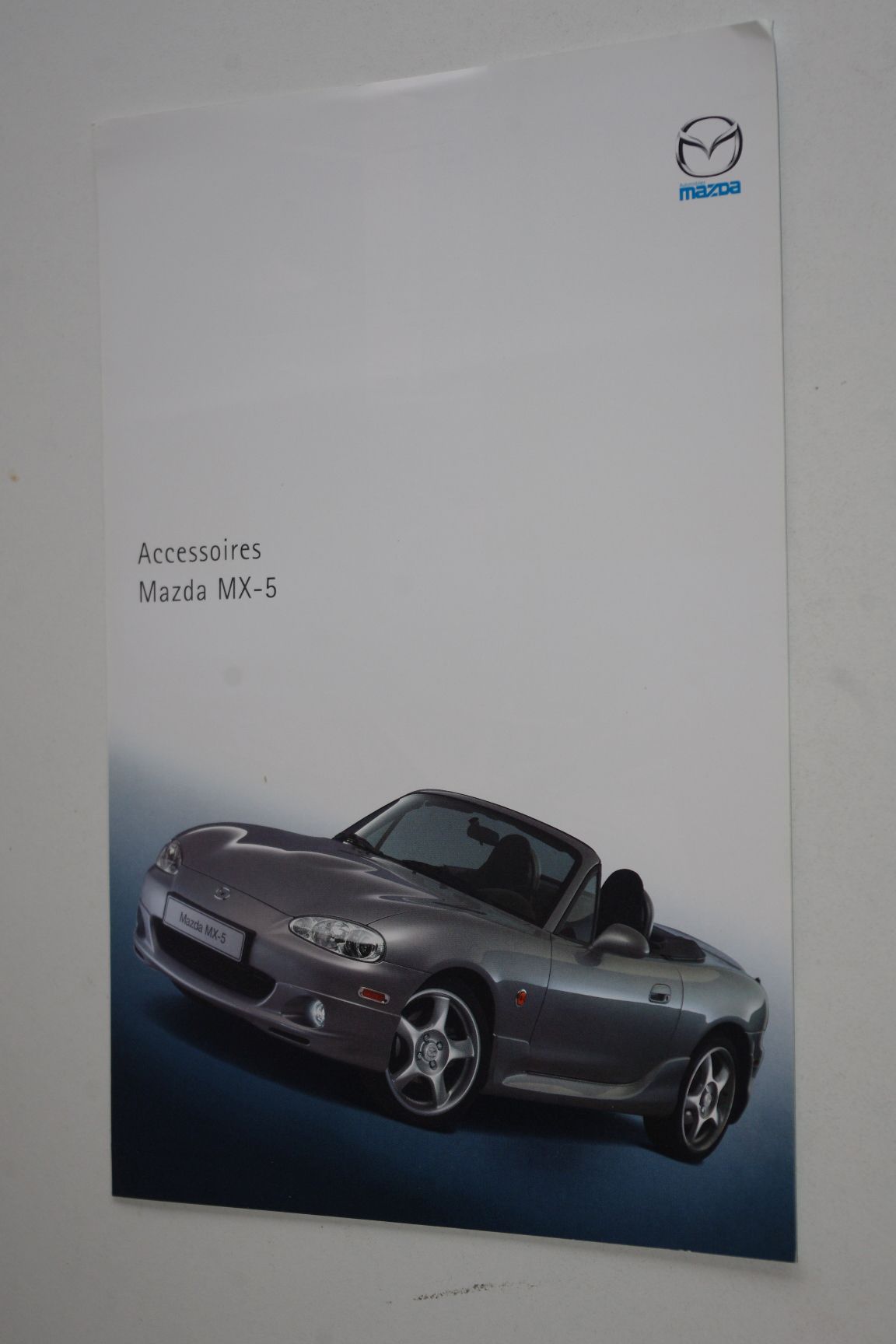 Mazda MX-5 Accessoires 2001 Dépliant brochure auto publicité (Spoiler Becquet Kit bois Plaques de seuil Antibrouillard Pédalier Jantes Porte-bagages Arceaux Aileron Entourage chromé Bavette Grille ..)