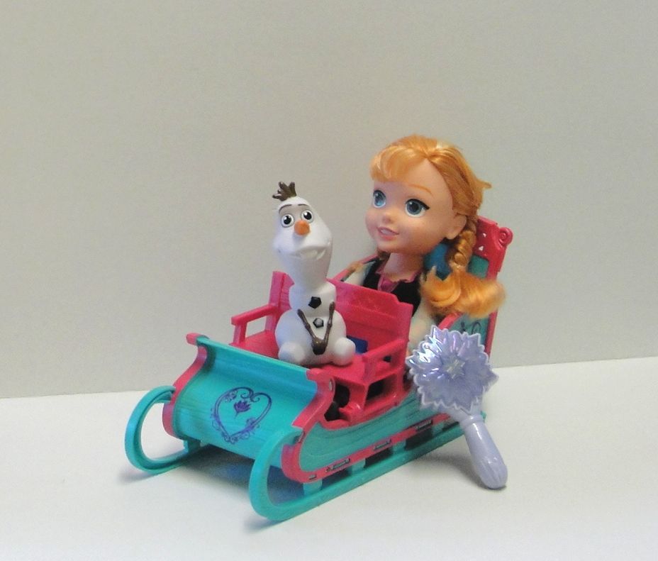 la reine des neiges traineau avec olaf et anna + sa brosse lumineuse mattel (31cm)
