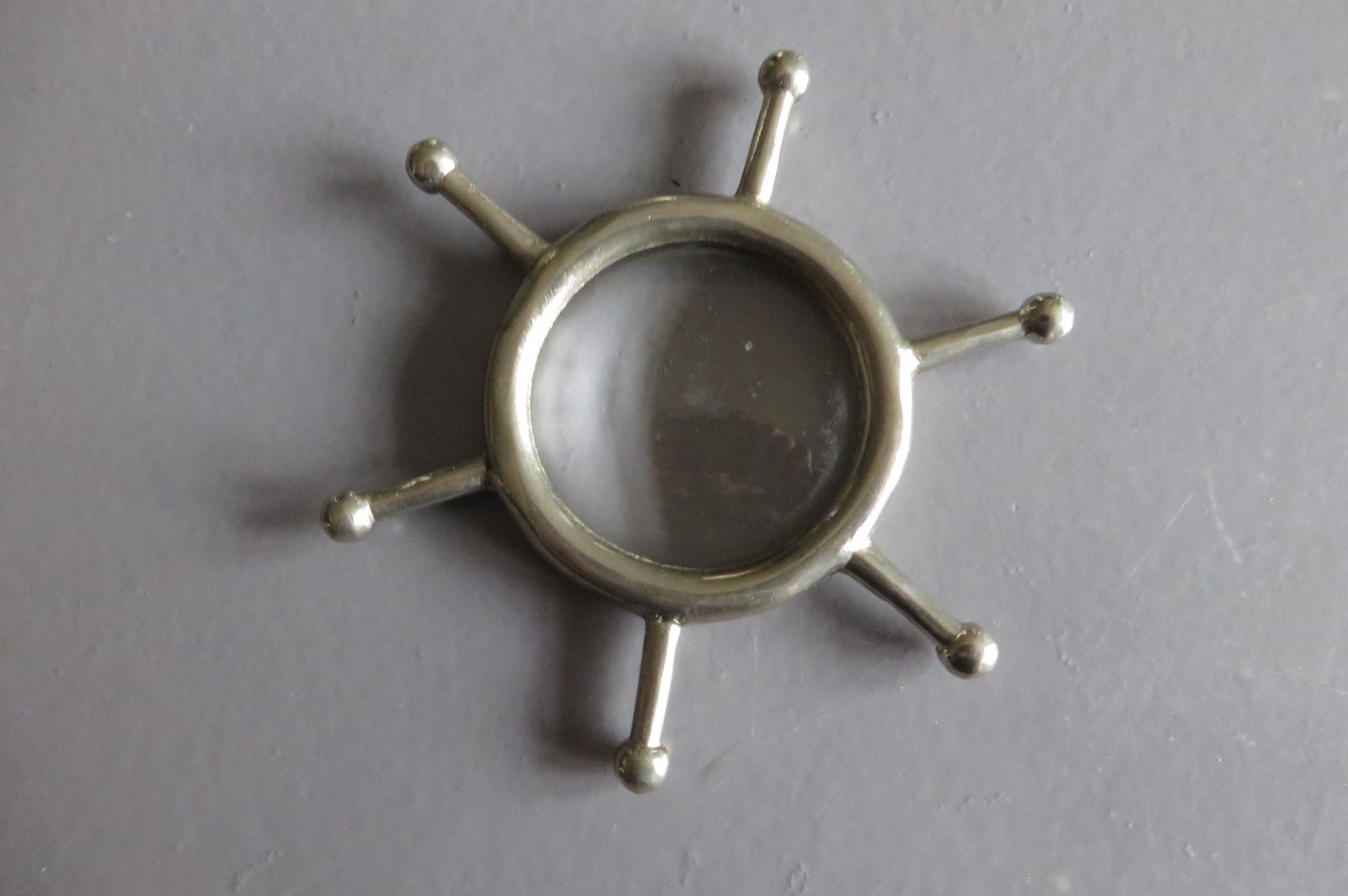 ancienne loupe forme barre de bateau