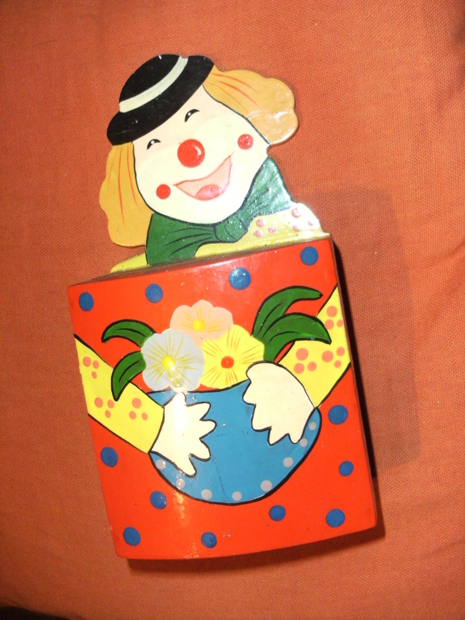 petite tirelire clown en bois,a suspendre ou a poser,manque le bouchon dessous