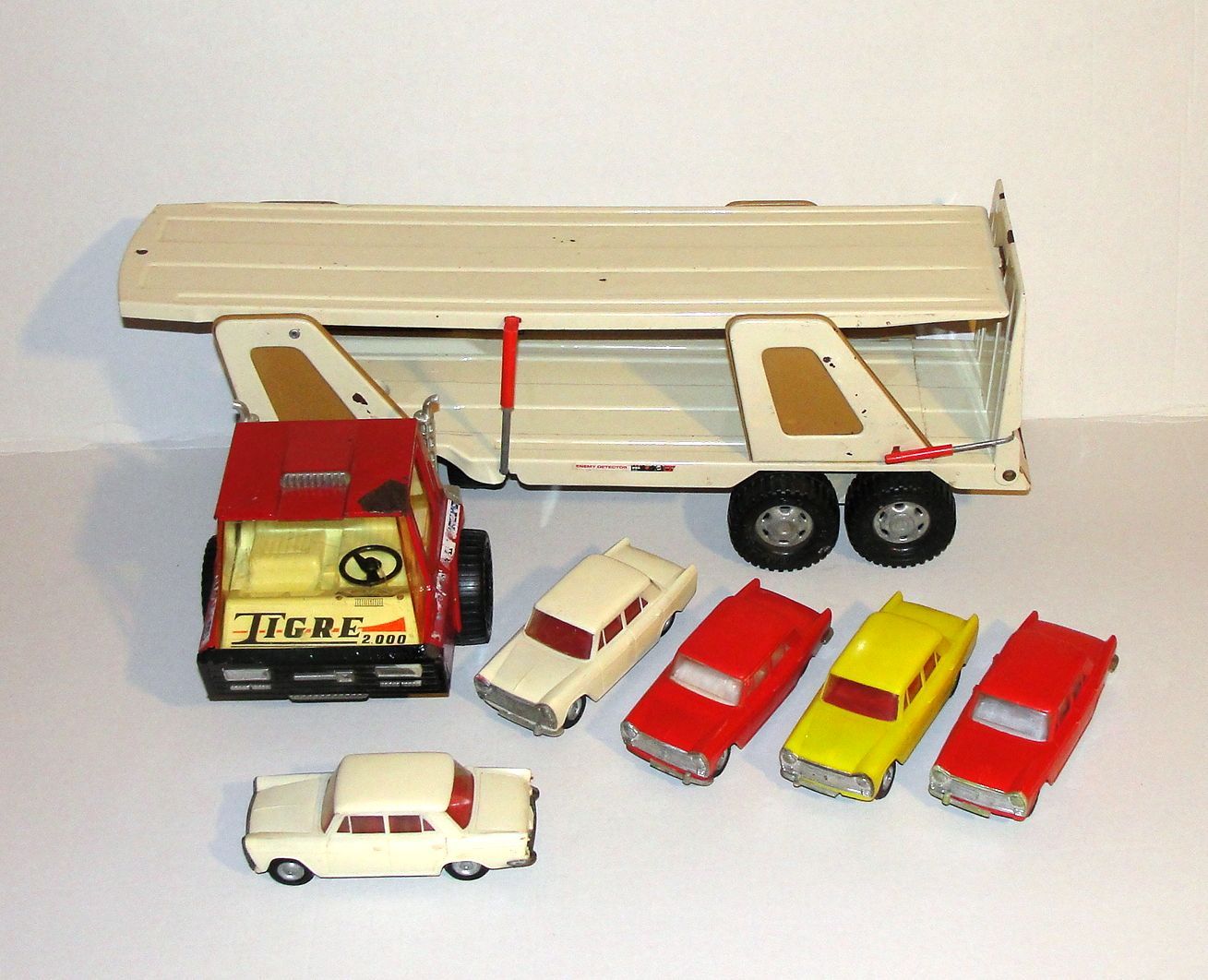 camion tigre gozan avec sa remorque et ses voiture fiat 1500 vintage