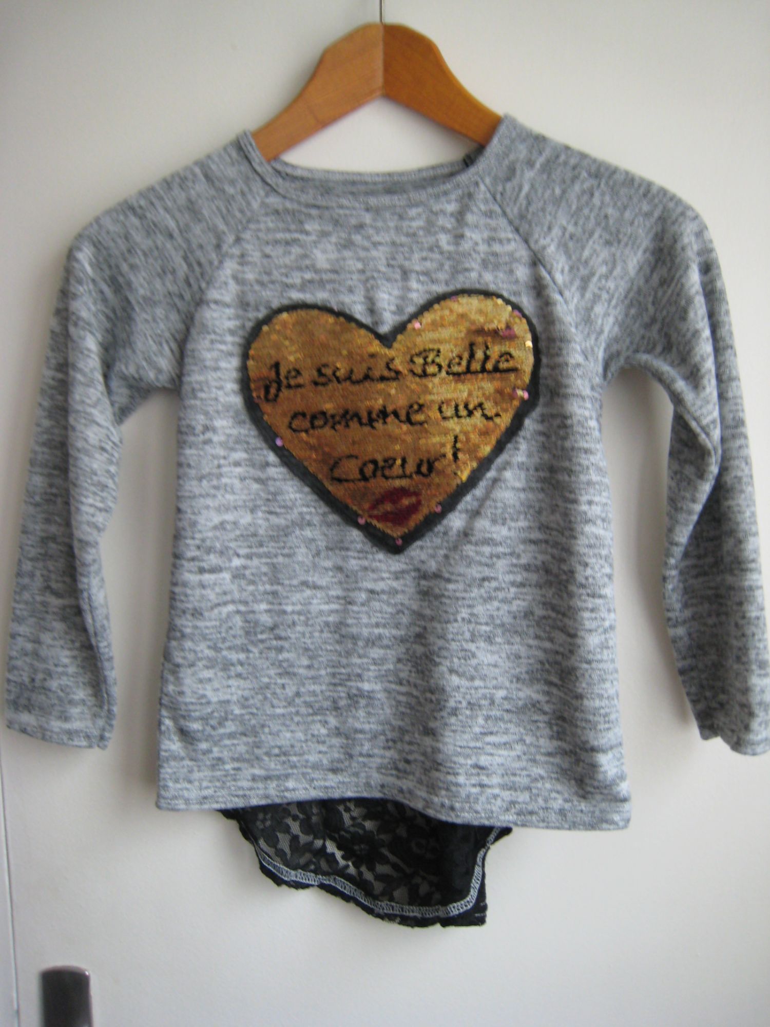 Pull sweat léger fille 10 ans com neuf belle comme un coeur presque pas porté com neuf largeur épaules à plat 35 cm longueur devant 45 cm le coeur est fait en sequins réversibles rose ou doré au choix