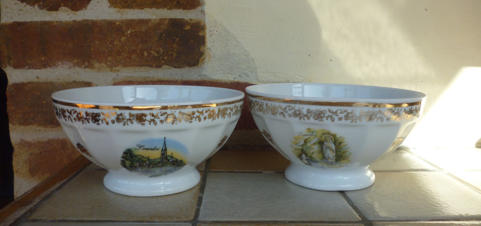 2 bols anciens à côtes sur pied - Porcelaine de Limoges France : Lourdes ,la Basilique ,Lourdes, l'apparition de la Vierge -14x7cm env , liserés or, années 60