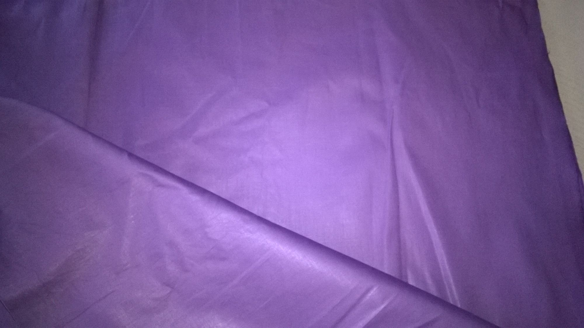 Tissu en 100 % coton uni aspect satiné de très bonne qualité