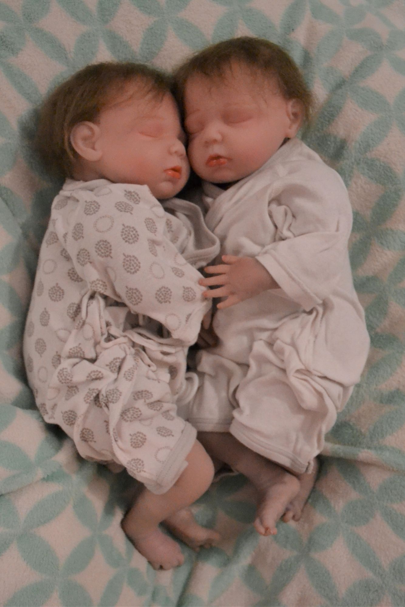 Jumeaux 2 Bébés reborn Nolan et Matéo twin bébé poupon réaliste yeux fermés full vinyle silicone 49 cm vrai bébé 2Kg nouveau né fille ou garçon corps souple cadeau nurserie nouvelle maman A B