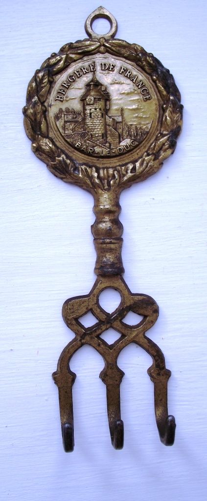 Accroche torchons ou porte clés Bergère de France Bar Le Duc.