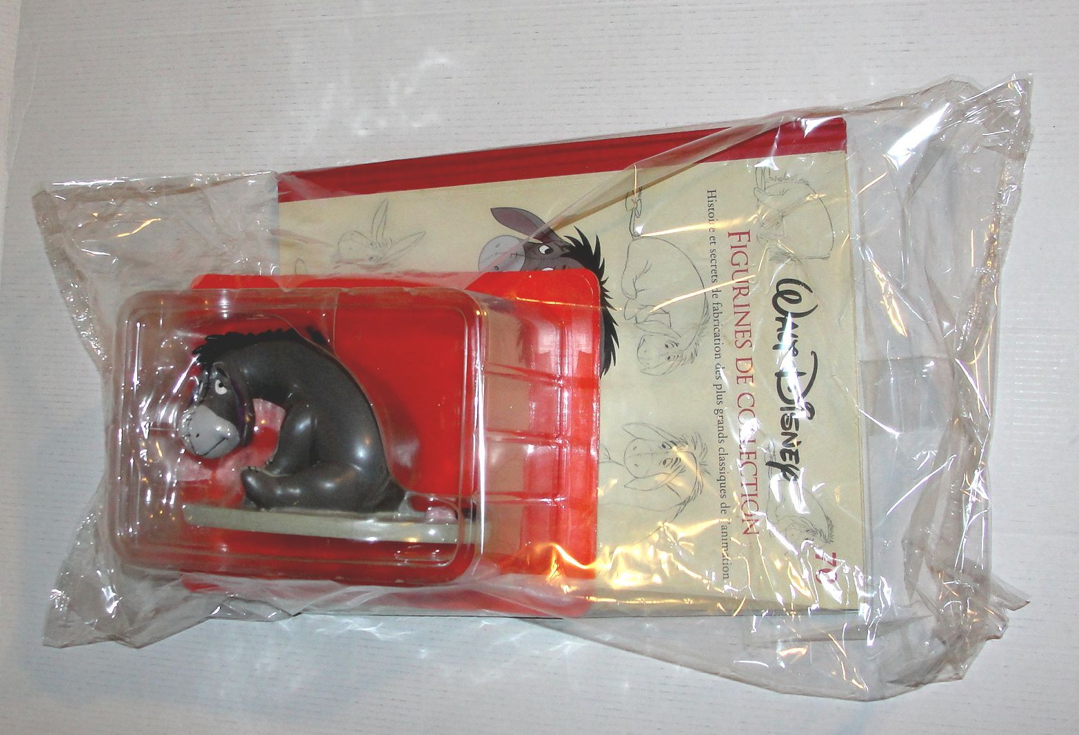 bourriquet l'ami de winnie l"ourson figurine de collection disney hachette + le livre histoires et secrets n°70 hachette disney - Hachette Disney