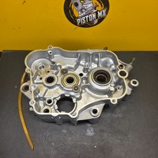 CARTER MOTEUR  DROIT 4ES01