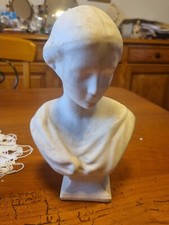 Buste de jeune femme en