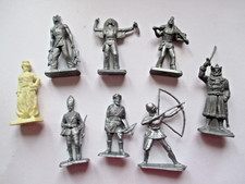 . LOT 8 PETITS  SOLDATS  PLASTIQUE ( LEGAL..CRIO ......)