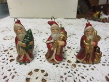 Ancienne décoration Noël 3 père Noël en céramique à suspendre, crochet métal