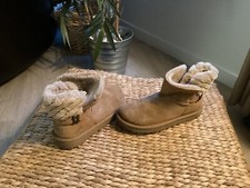 Boots Bottines UGG pointure 38 daim camel 