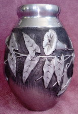 ANCIEN VASE ETAIN D'ART  DECO avec liserons en relief signé L. ROZAY HT 21 cm