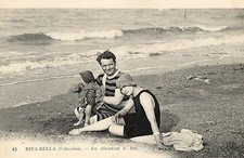 RIVA BELLA (14) famille de baigneurs Belle Epoque gros plan