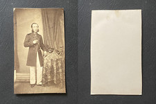 Homme en uniforme militaire de