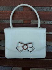 Petit sac à mains de couleur crème avec noeud papillon devant