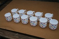 Lot de 11 tasses Arcopal motifs point de couleur