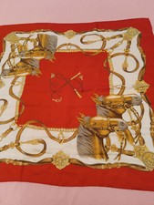 Foulard carré Tête de chevaux,  de couleur rouge et crème et marron clair 