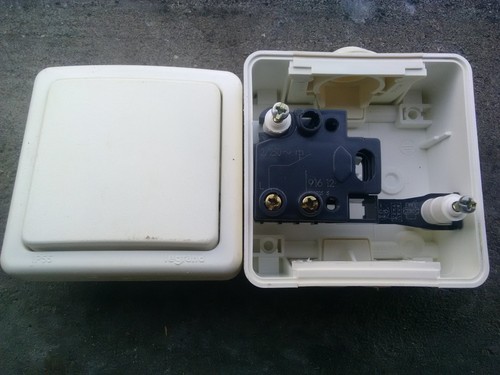 Bouton poussoir non - bouton,