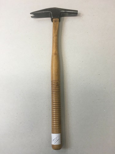Outil ancien marteau tapissier - outil,