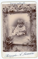 PHOTO CABINET  A. Lumière Lyon, un bébé assis sur un fauteuil