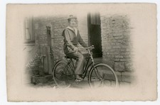 CARTE PHOTO, un marin à vélo bachi bicyclette ancienne fontaine