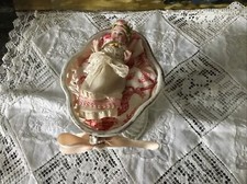 Ancienne Petite Poupée En Porcelaine Dans Son Berceau En Porcelaine