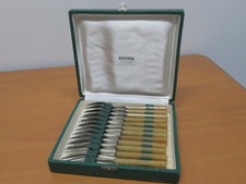 12 ANCIENNES FOURCHETTES À DESSERT INOX ET MANCHES IMITATION CORNE BOVINE