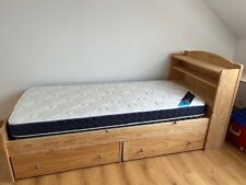 lit enfant à tiroirs 90x190 .TBE. Tête de lit avec étagères vendu avec  matelas.