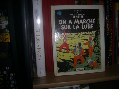 Tintin marche sur la - a,