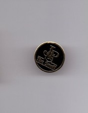Pin's Tabac - cigarettes / JPS - the snuff (base dorée - diamètre: 1,6 cm)