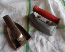 DEUX PETITS FERS A REPASSER JOUET ENFANT  POUPEE DONT UN P G