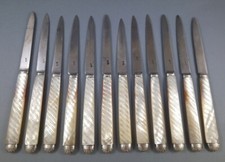 12 couteaux du 18ème siècle en nacre, acier et argent massif