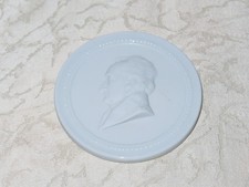 Médaillon En Porcelaine