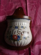 BOITE  A SEL MURALE EN  CERAMIQUE AVEC COUVERCLE EN BOIS