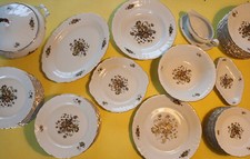 service de table complet en porcelaine