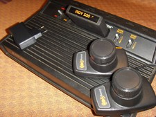 TBE : Console Atari 2600 avec INDY 500 Driving Controller (vader logo argent)