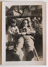 Père fille transat cour jardin - Photo ancienne snapshot c. 1945