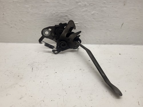 Système attache capot moteur