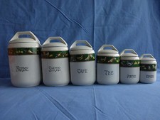 série de pots à epices,scénes poulailler,poules,poussins,coq