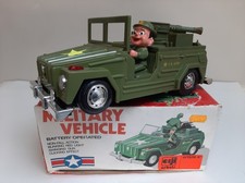 Ancien jouet Voiture JEEP Militaire à piles et à friction + conducteur