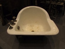 ancienne petite baignoire enfant en fonte emaillee pates de lions epoque 1900