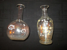2 carafes à liqueur en verre à décor émaillé