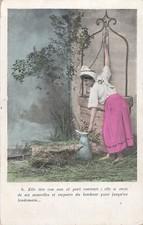 CP FEMME PIEDS NUS AU PUITS -