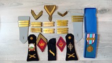 LOT MÉDAILLES DÉCORATIONS ÉPAULES. INSIGNES MILITAIRES GRADÉS METAL WAR ALGÉRIE