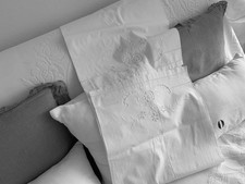 Linge Ancien TAIE DE TRAVERSIN De Mariage Richement Brodé De Fleurs Et Dentelle